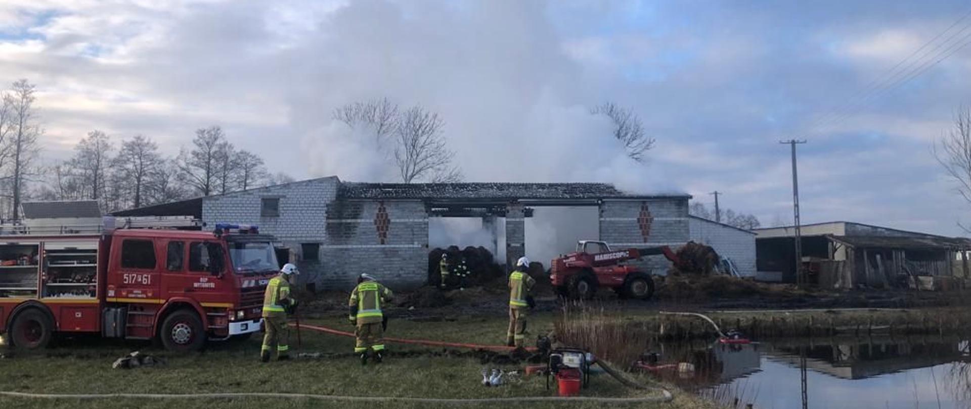 SAMOCHODY POŻARNICZE, ŁADOWACZ TELESKOPOWY WYWOŻĄCY SŁOMĘ ZE STODOŁY