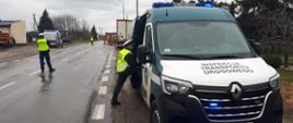 Inspektorzy mazowieckiej Inspekcji Transportu Drogowego dokonują powypadkowej kontroli danych z karty kierowcy i tachografu ciężarówki biorącej udział w wypadku drogowym na ul. Wolanowskiej w Radomiu.