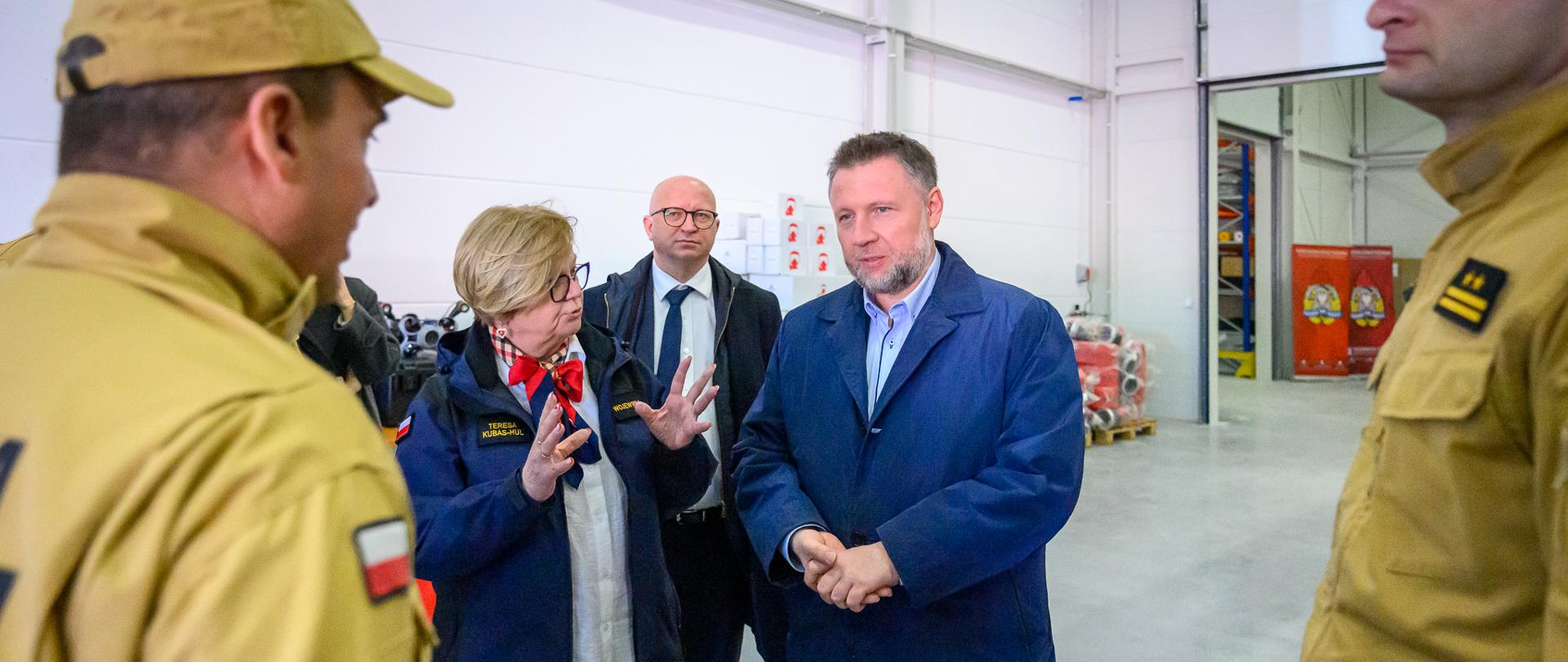 Zdjęcie przedstawia ministra spraw wewnętrznych i administracji Marcina Kierwińskiego podczas wizyty na Podkarpaciu