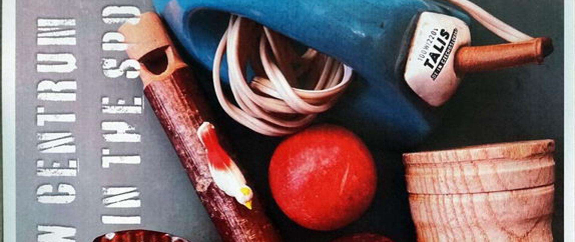 zdjęcie przedstawia plakat z napisem "Małe rzeczy w centrum uwagi? Small things in the spotlight?" w kolorze białym