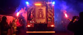 Strażacy z pochodniami witają nowy samochód ratowniczo-gaśniczy