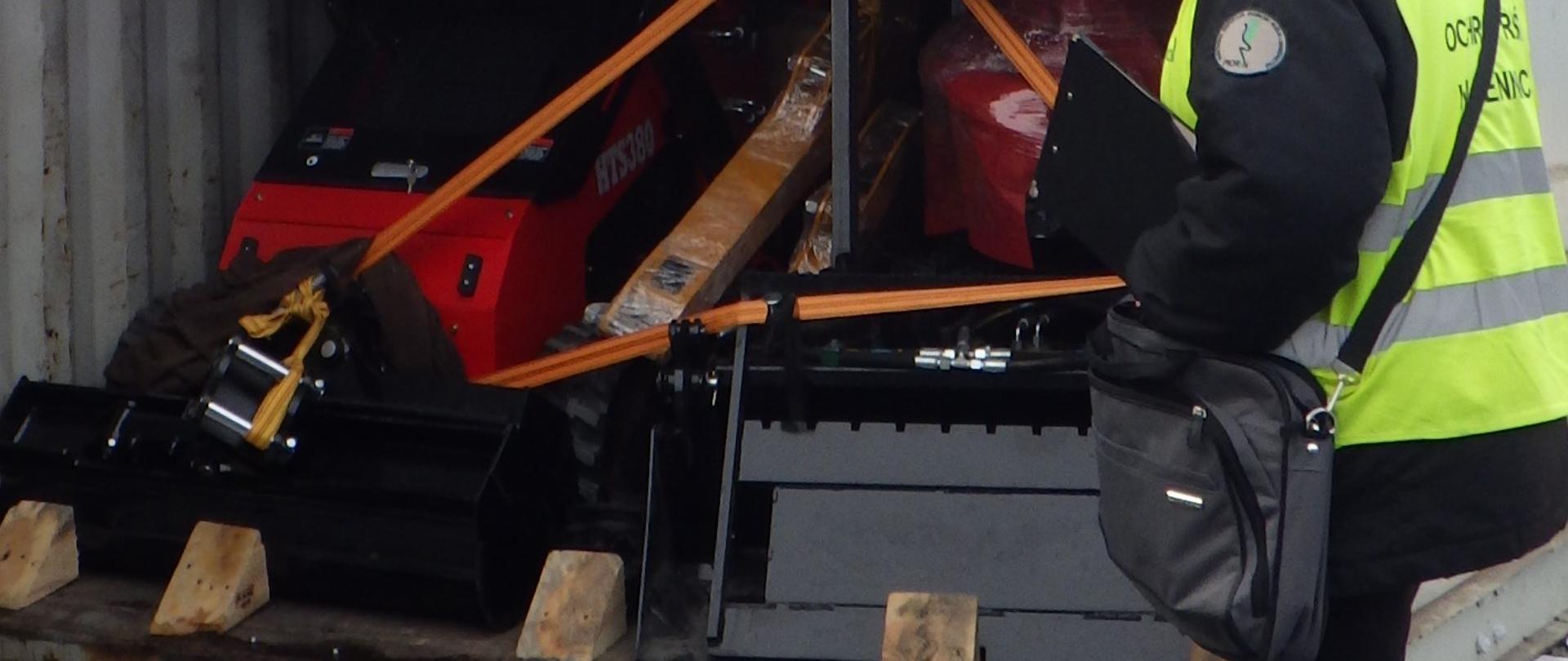 Inspektor WIORiN przeprowadza graniczną kontrolę fitosanitarną