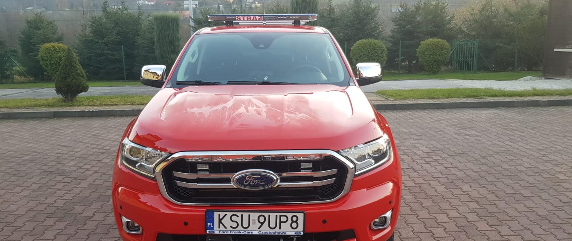 Zdjęcie przedstawia nowy samochód terenowy Ford Ranger stojący na placu wewnętrznym JRG Sucha Beskidzka