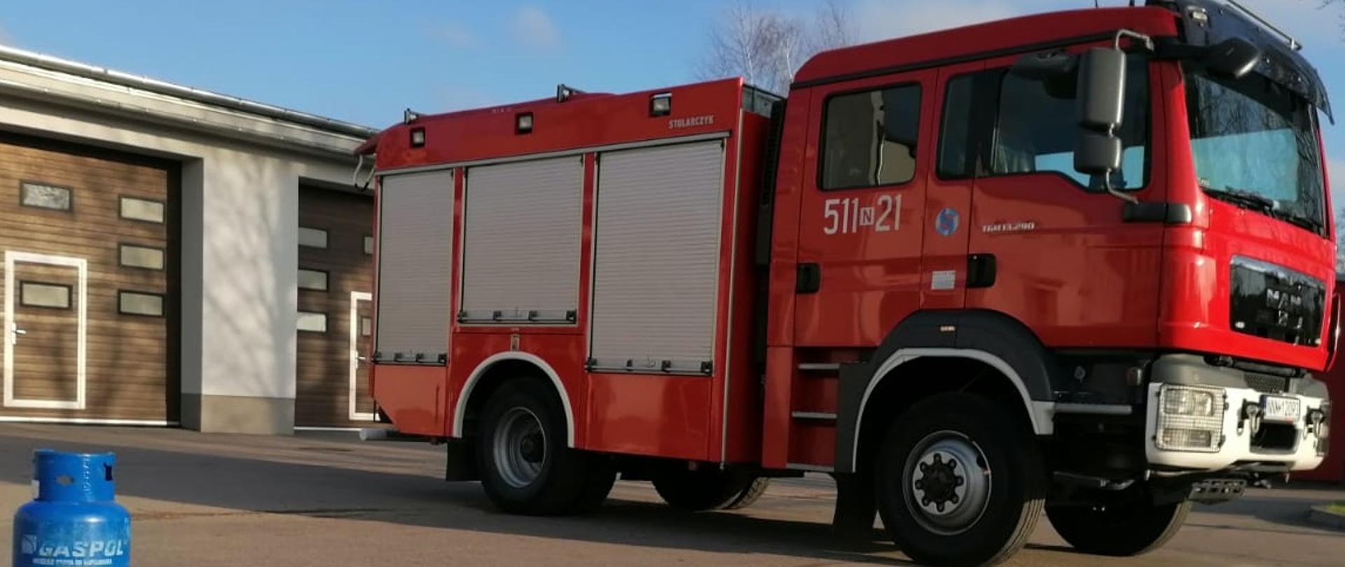 samochód pożarniczy i butla z gazem