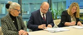 Na zdjęciu od lewej: Katarzyna Chrapek-Rogowska - skarbnik Urzędu Miasta Siemianowice Śląskie, Robert Gajda – zastępca prezesa zarządu NFOŚiGW oraz Beata Gałecka - zastępca prezydenta Miasta Siemianowice Śląskie