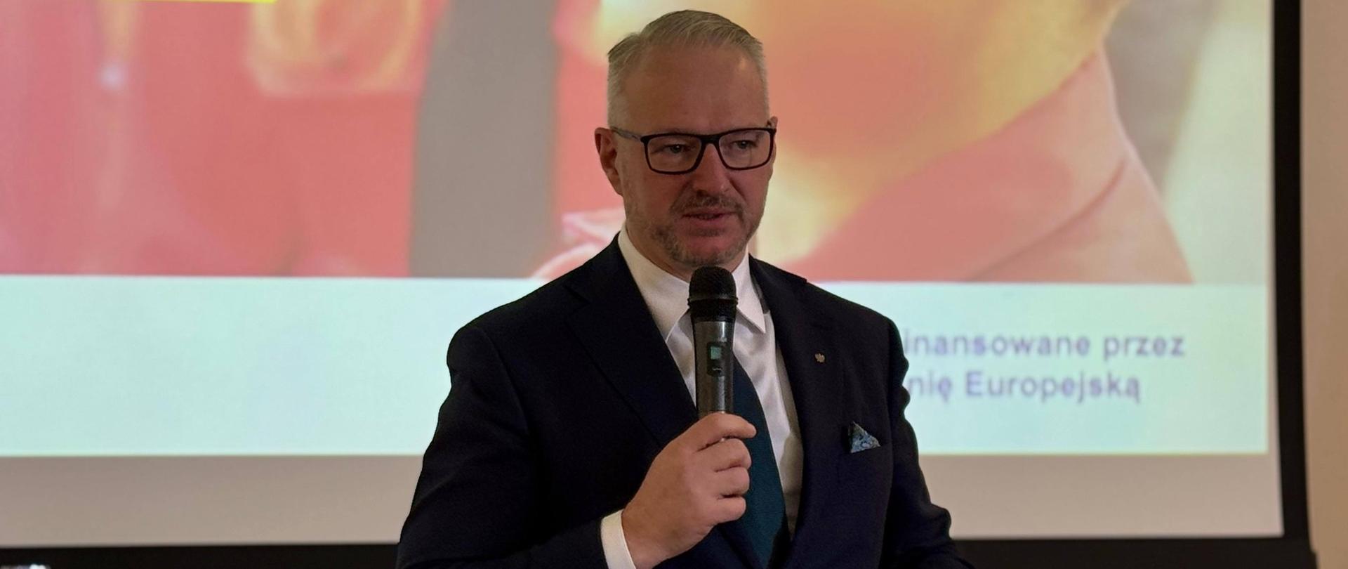 Konferencja Młodzieżowych Drużyn Pożarniczych w Starych Jabłonkach: wystąpienie wojewody Radosława Króla.