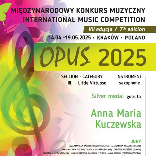 Dyplom przyznany Annie Marii Kuczewskiej za zdobycie srebrnego medalu w kategorii „Little Virtuoso” (sekcja III, instrument: saksofon) podczas VII edycji Międzynarodowego Konkursu Muzycznego OPUS 2025 w Krakowie. Dyplom ma kolorowe, muzyczne tło z motywami klucza wiolinowego i motyli.