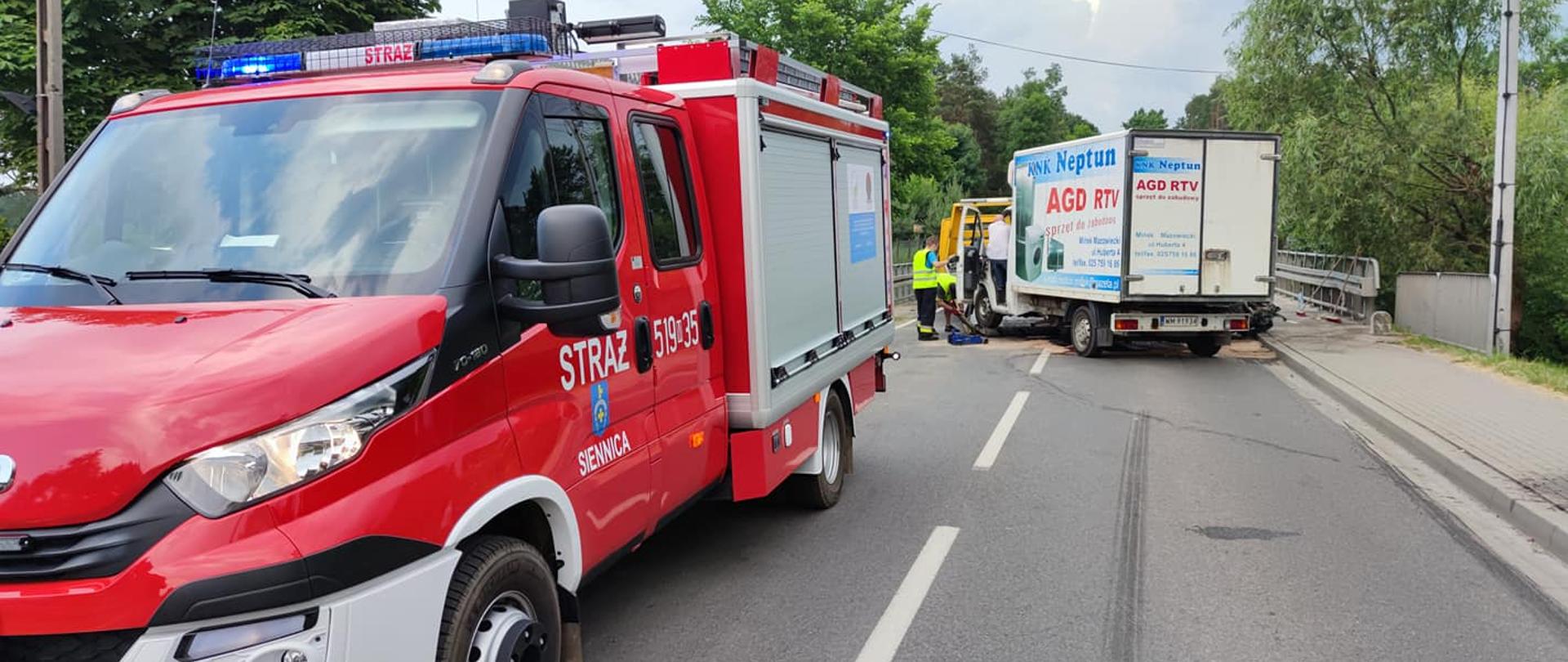 Uszkodzone pojazdy na drodze wojewódzkiej 802