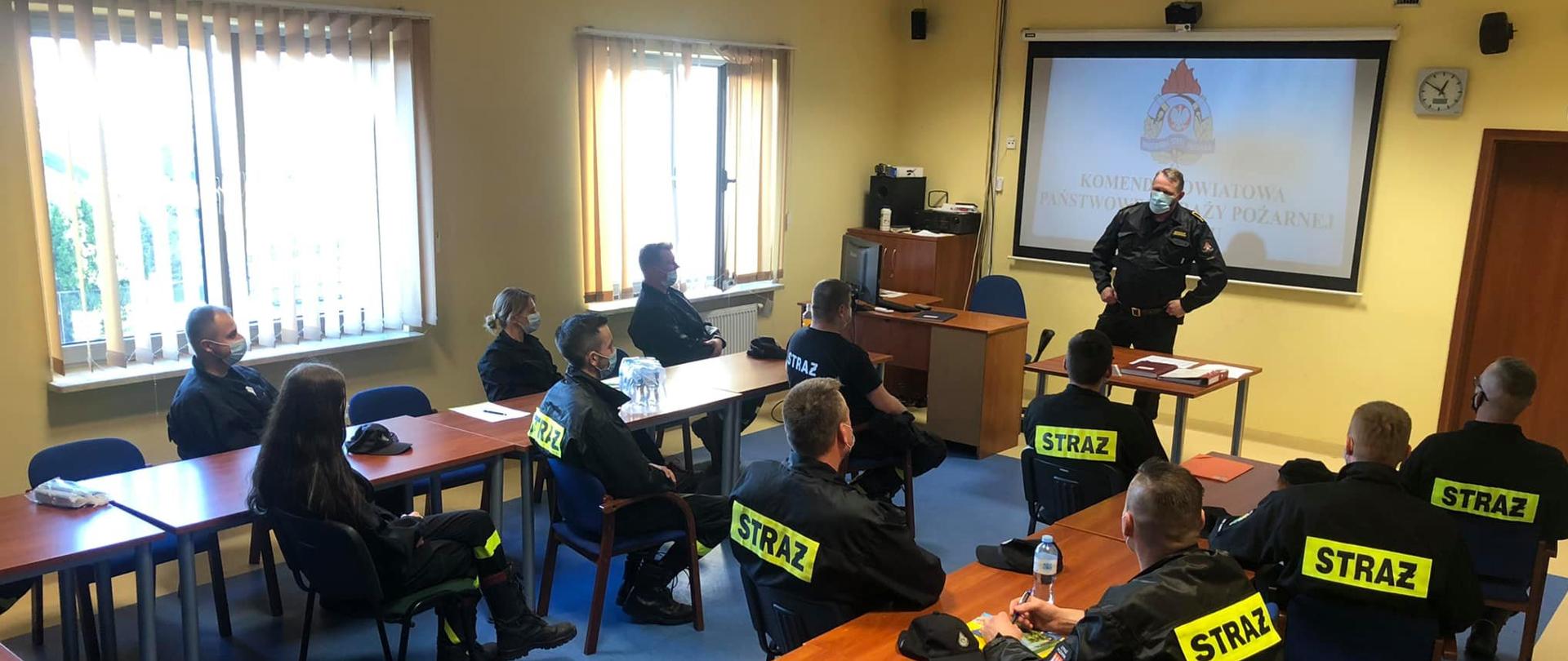 Na zdjęciu znajdują się kursanci kursu podstawowego OSP w mundurach koszarowych 