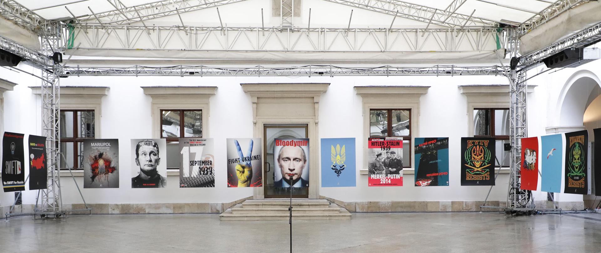 Wicepremier Piotr Gliński o wystawie „Dzień Zwycięstwa”: „Plakaty mówiące o zbrodniach Rosji i o oporze Ukrainy, powinny znaleźć się w przestrzeni miejskiej”, fot. Danuta Matloch