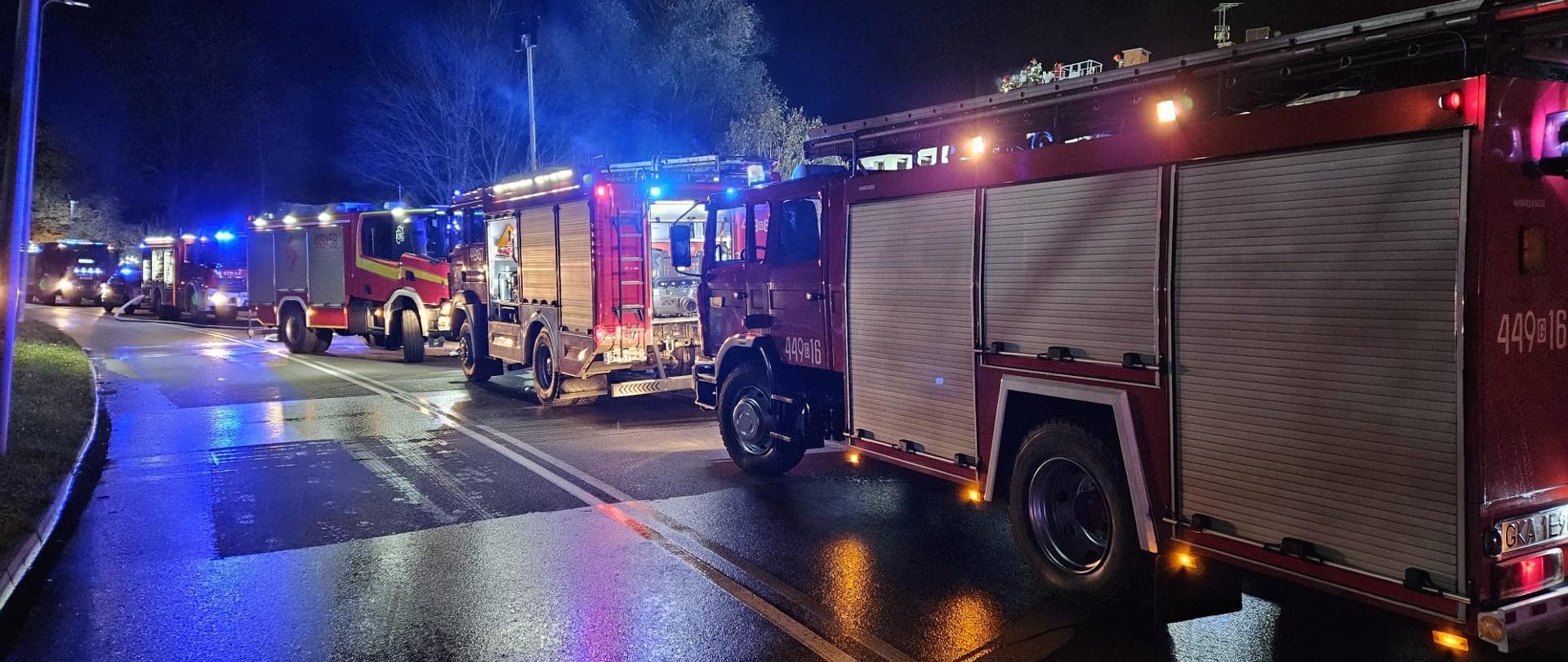 Pożar budynku Urzędu Skarbowego w Kartuzach, stojące wozy strażackie na ulicy