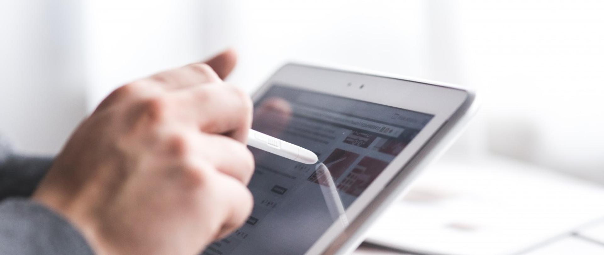 elektroniczne urządzenie tablet