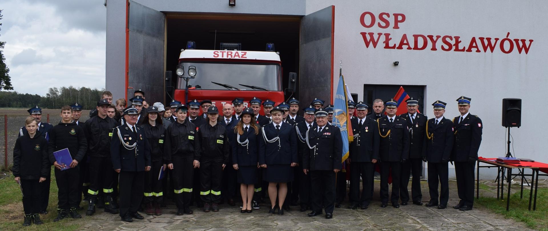 Zdjęcie grupowe koło strażnicy