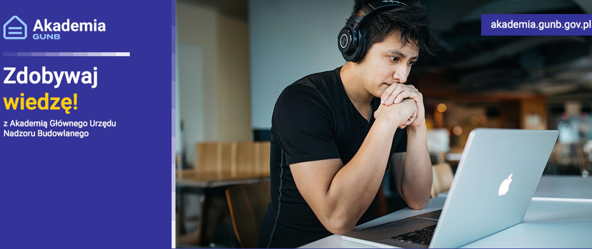 Osoba w słuchawkach przy laptopie, obok baner Akademii GUNB.