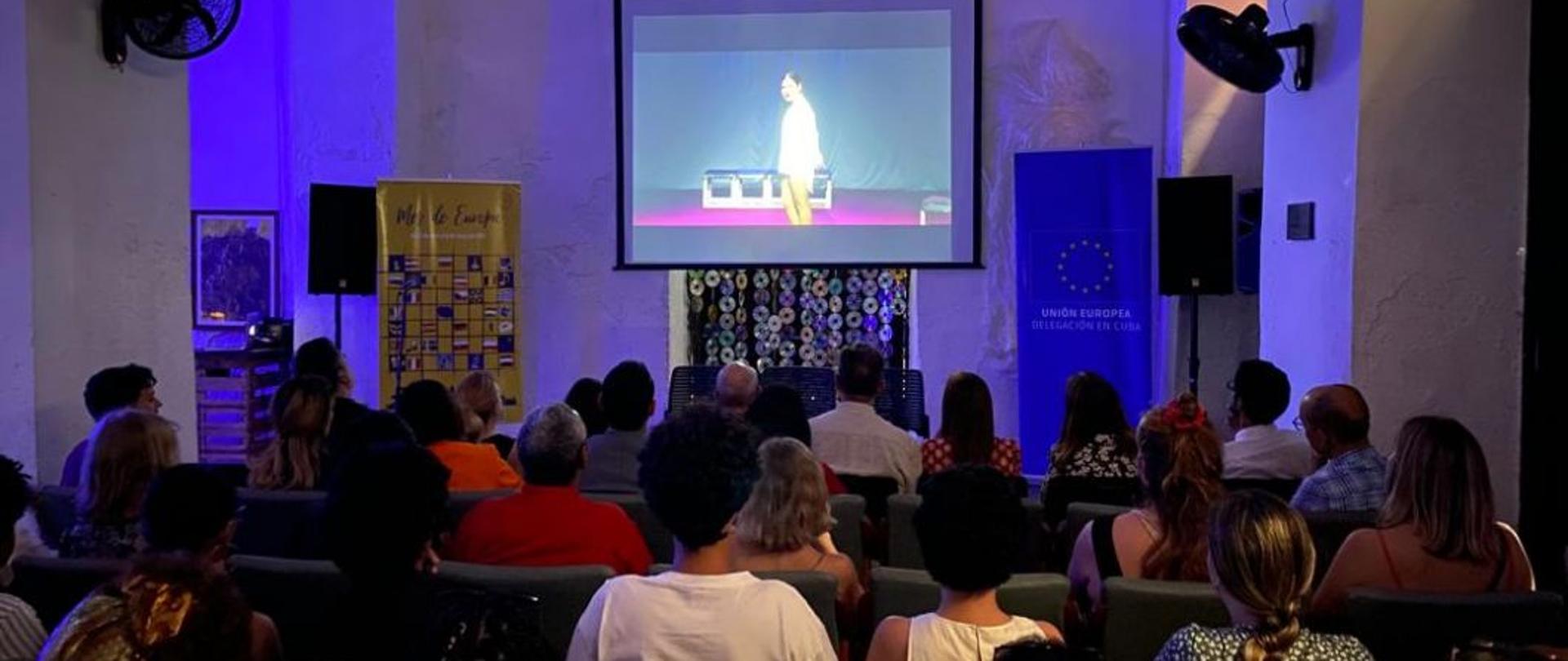 Proyección del monodrama «El vacío de las palabras» de Miguel Abreu