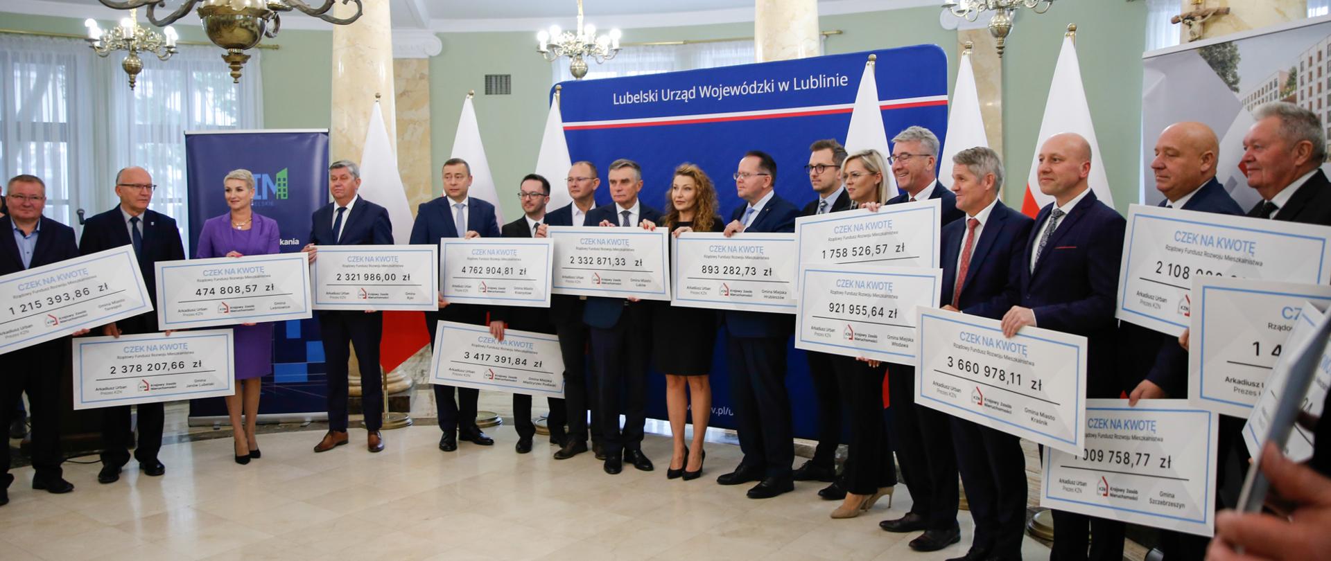 Wręczenie symbolicznych czeków w ramach Rządowego Funduszu Rozwoju Mieszkalnictwa.