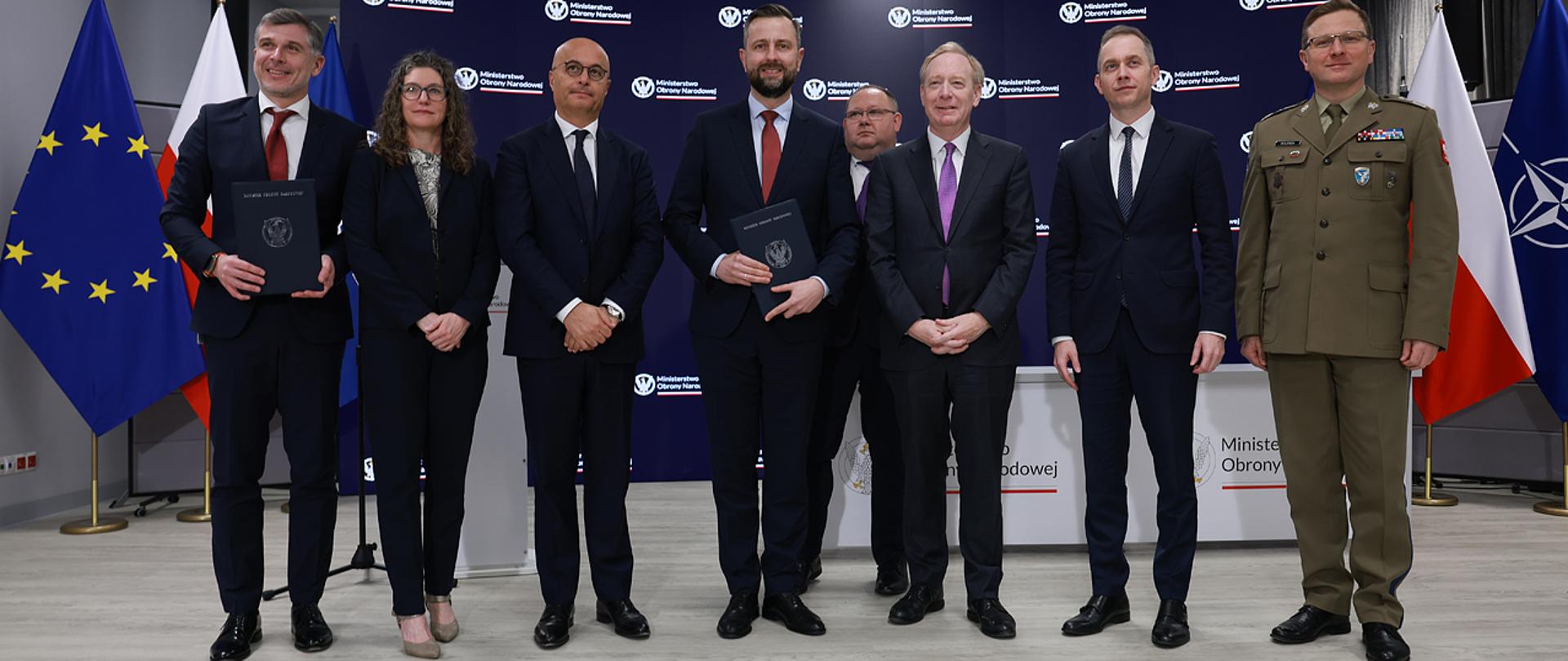 17 lutego 2025 r. w Warszawie, wicepremier - minister obrony narodowej Władysław Kosiniak – Kamysz oraz Pełnomocnik ds. Bezpieczeństwa Cyberprzestrzeni, sekretarz stanu w MON Cezary Tomczyk, wzięli udział w uroczystości podpisania porozumienia o współpracy z firmą Microsoft reprezentowaną przez Brada Smitha - prezesa i wiceprzewodniczącego zarządu Microsoft. Fot. Krzysztof Gumul/WCEO