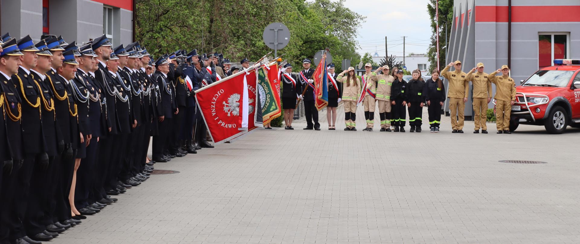 Zdjęcie przedstawia druhów oraz poczty sztandarowe na placu 