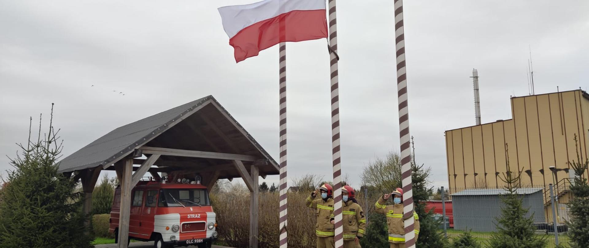 Dzień Flagi Rzeczypospolitej Polskiej w Komendzie Powiatowej PSP w Szczytnie