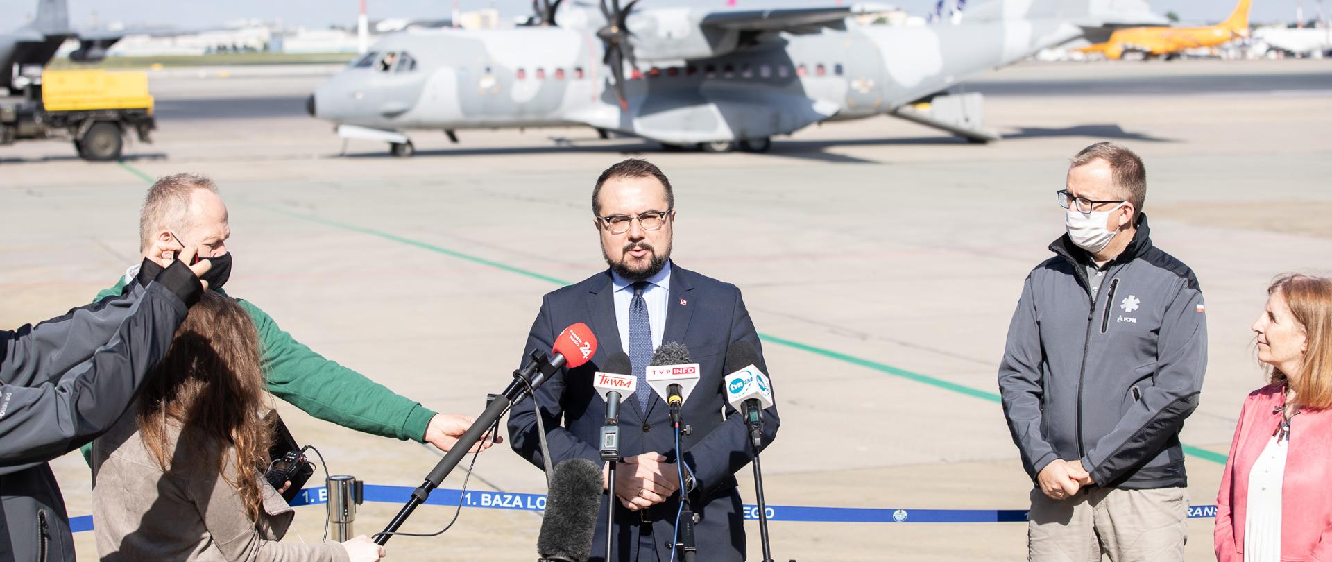 2020.06.06 Warszawa . Minister Pawel Jablonski . Wojskowy Port Lotniczy . Wylot lekarzy do Tadzykistan .Fot. Tymon Markowski / MSZ