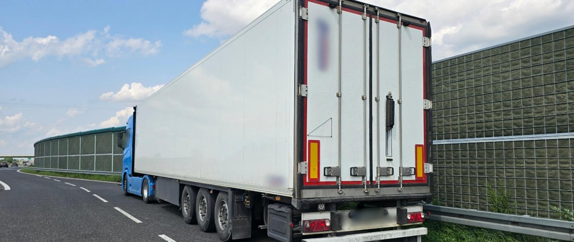 Ciężarówka zatrzymana do kontroli na ekspresowej „siódemce”, w pobliżu Grójca, przez funkcjonariuszy mazowieckiej Inspekcji Transportu Drogowego.