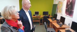 Wiceminister Marzena Machałek z wizytą w Zgorzelcu, minister Marzena Machałek ogląda pracownię informatyczną w Młodzieżowym Ośrodku Socjoterapii, obok pracownik ośrodka, obok stoją stanowiska z komputerami.
