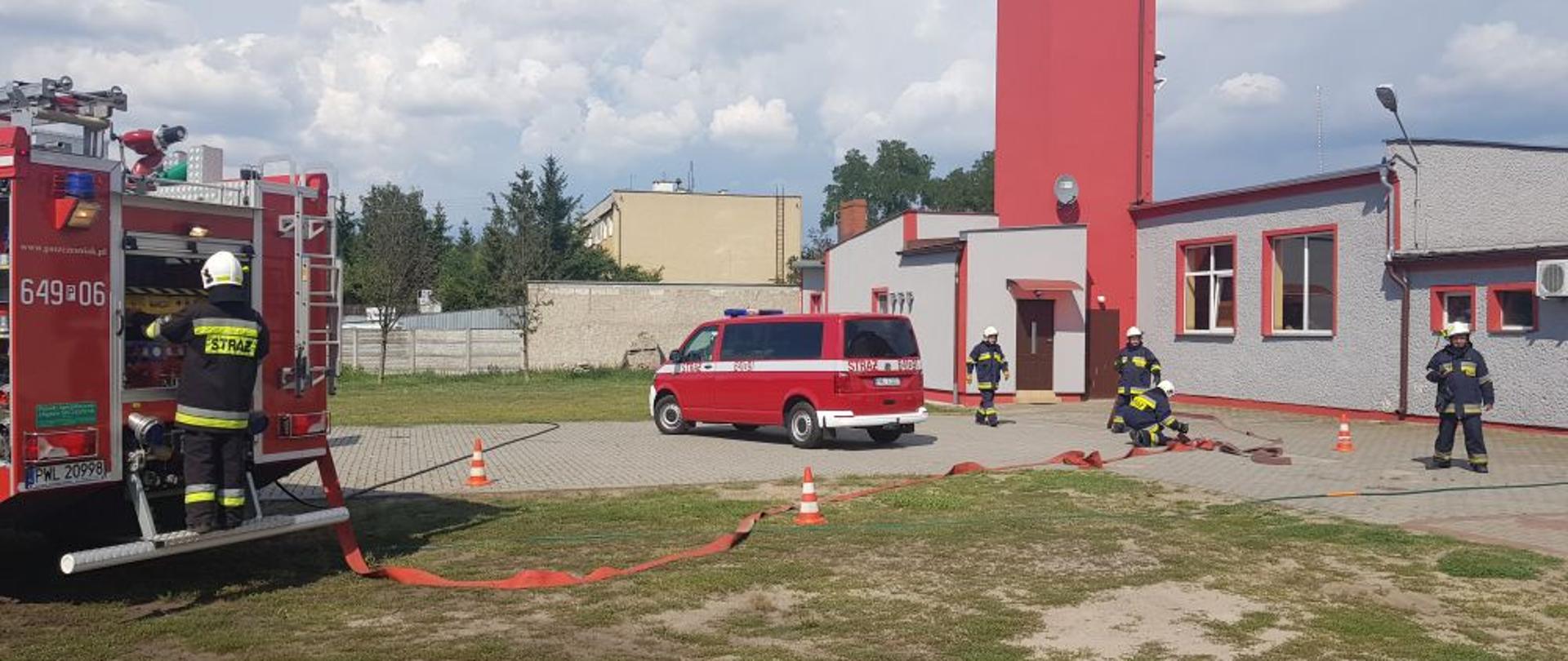Zastęp OSP Kopanica w trakcie rozwinięcia bojowego. Założenie: pożar samochodu osobowego. Strażacy rozwijają linię gaśniczą oraz zabezpieczają teren działań.