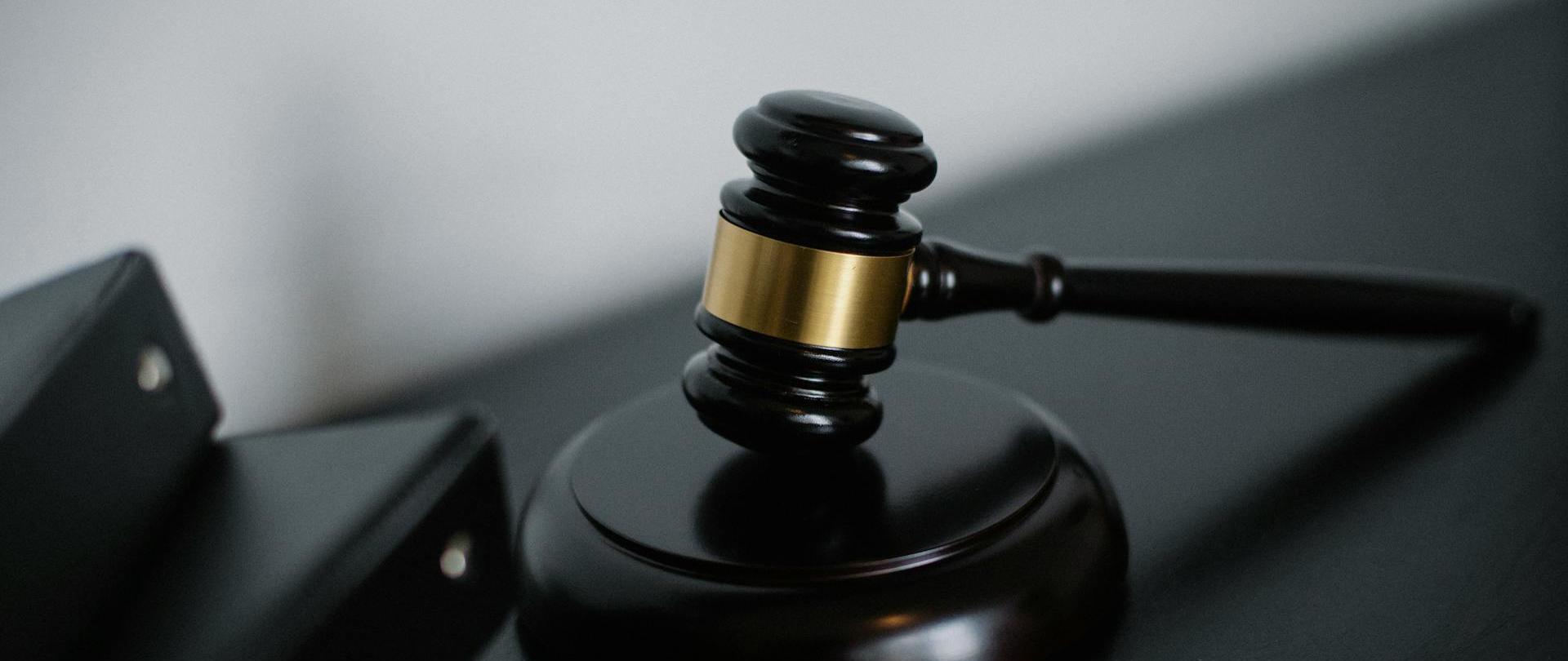 Młotek sędziowski.