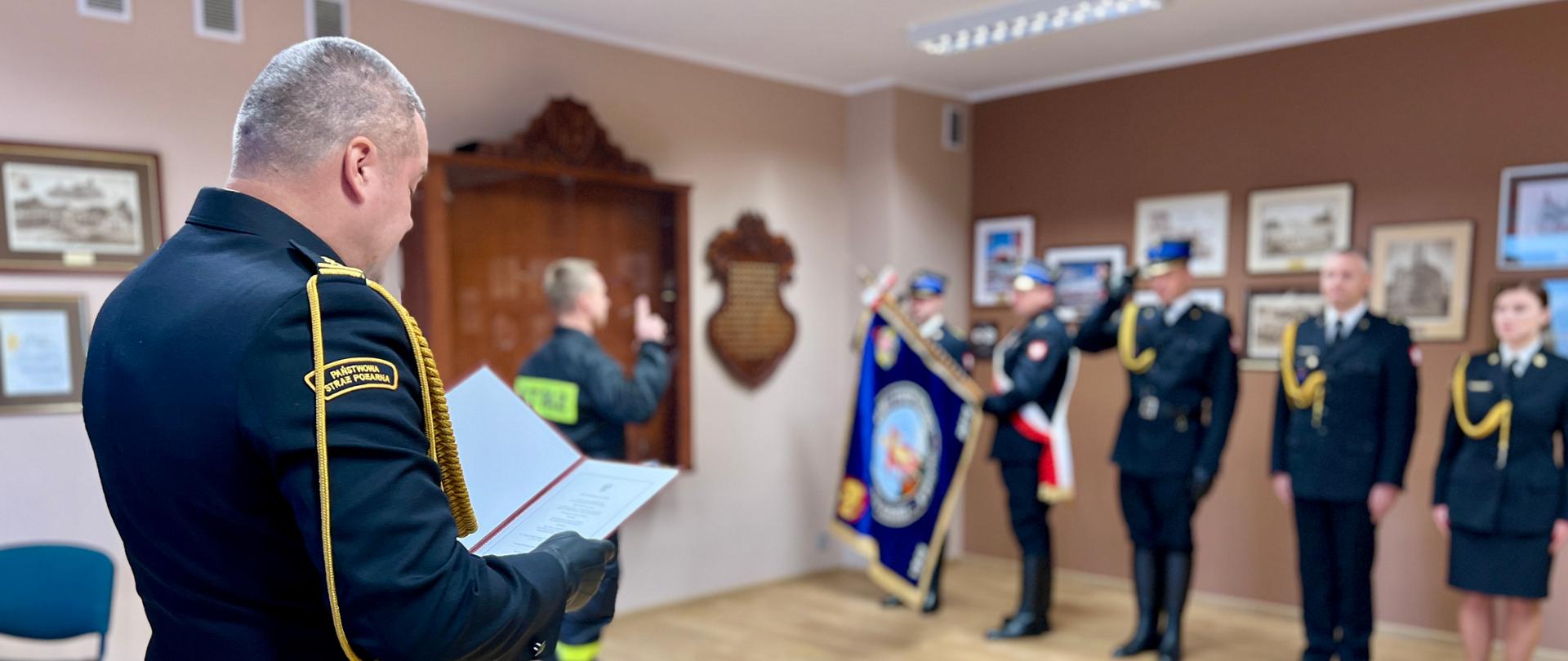 Komendant Powiatowy PSP w Kwidzynie podczas ślubowania strażaka.