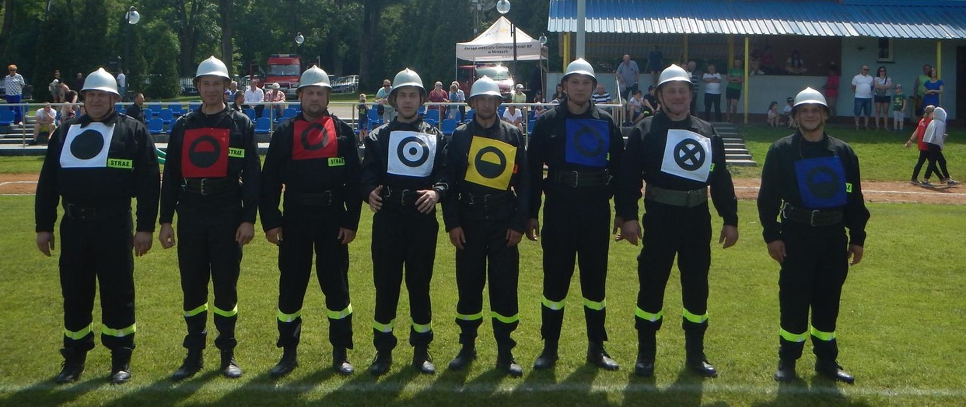ośmio osobowa drużyna osp na zbiórce przed ćwiczeniem bojowym