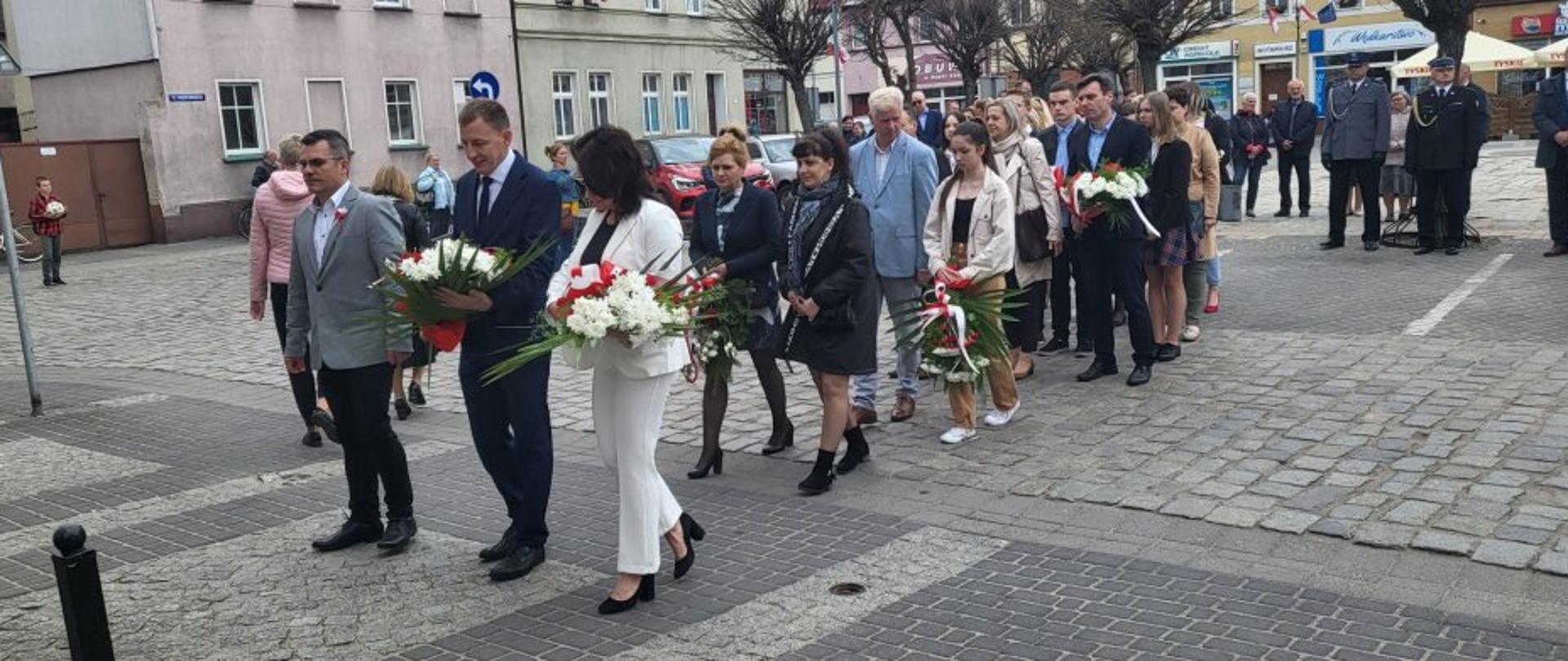 Na zdjęciu delegacja składające kwiaty 