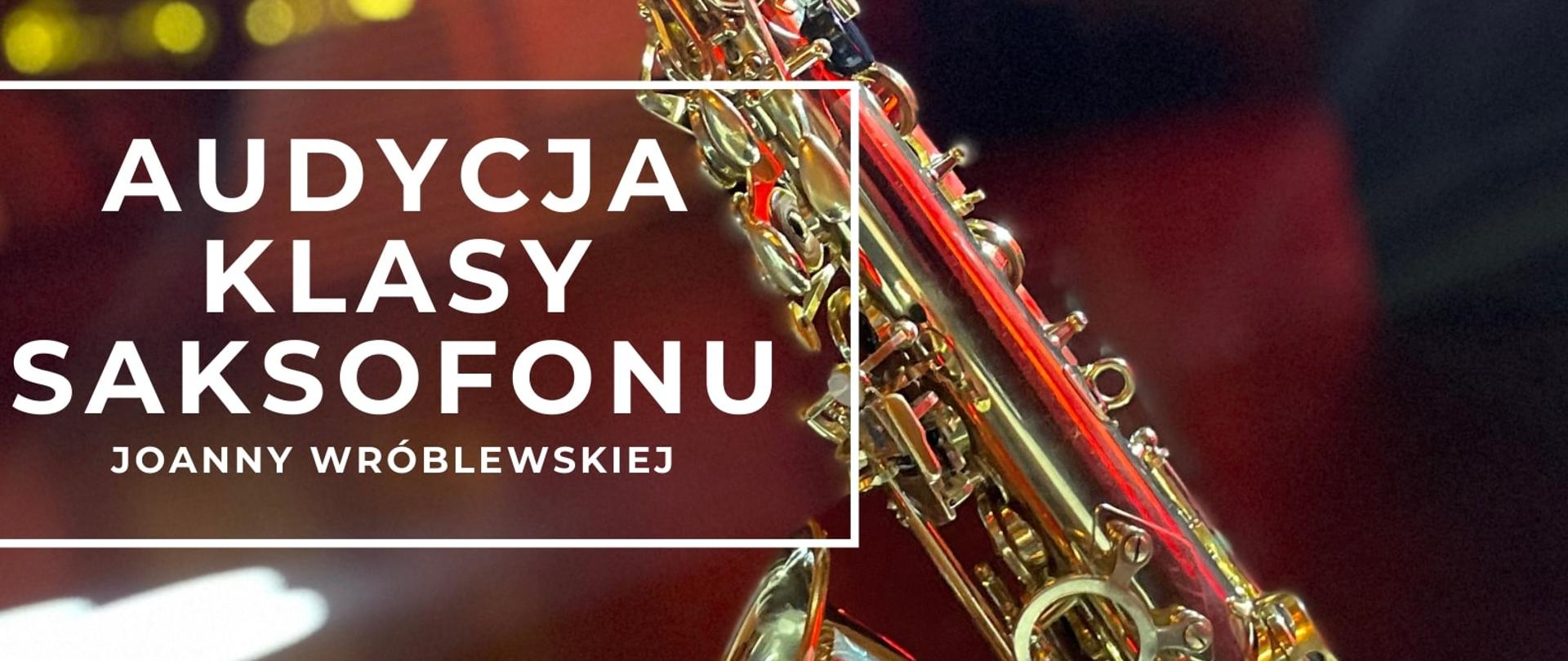 plakat zawiera na górze zdjęcie saksofonu na brązowym tle z napisem białą czcionką audycja klasy saksofonu Joanny Wróblewskiej. Na dole plakatu program zapisany złotą trzcionką. Na samym środku plakatu na białym tle data i godzina koncertu koloru brązowego.
