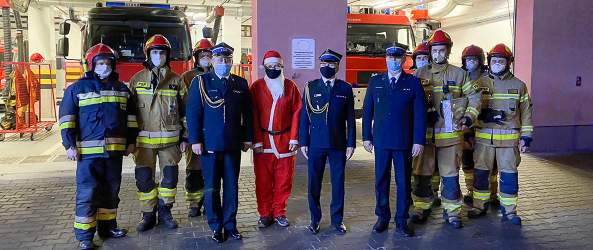 Spotkanie mazowieckiego komendanta wojewódzkiego PSP oraz św. Mikołaja ze strażakami w Żyrardowie.