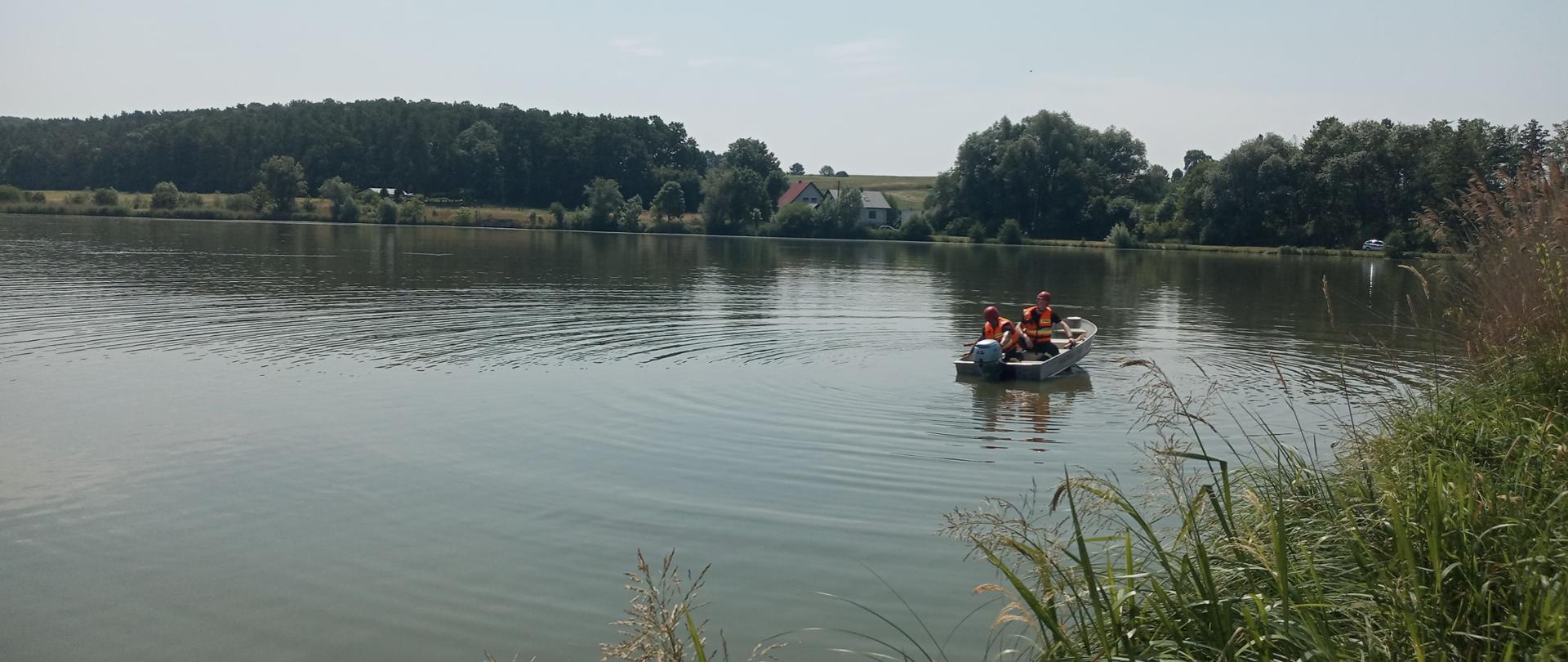 na zdjęciu widoczni strażacy kontrolujący linie brzegowa na kwanie wodnym