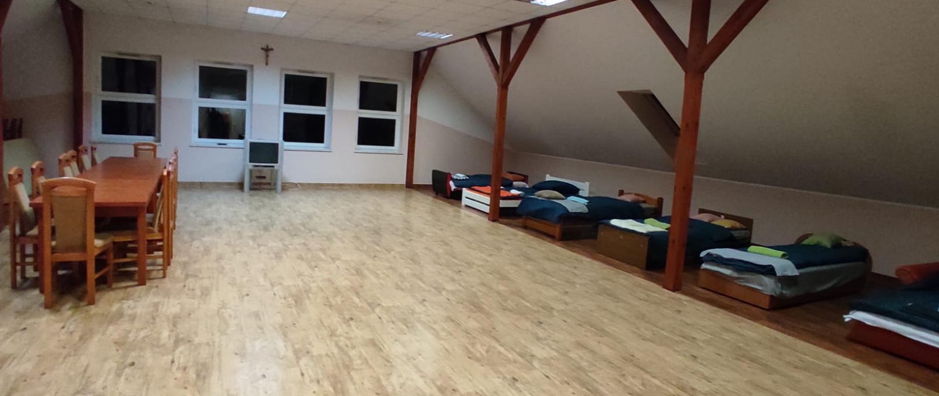 Przygotowane miejsce na pobyt uchodźców w sali OSP Siemysłów.