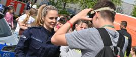 Dzięki stanowisku policji dzieci mogły zobaczyć jak reagują kierowcy pod wpływem alkoholu ubierając alkogogle