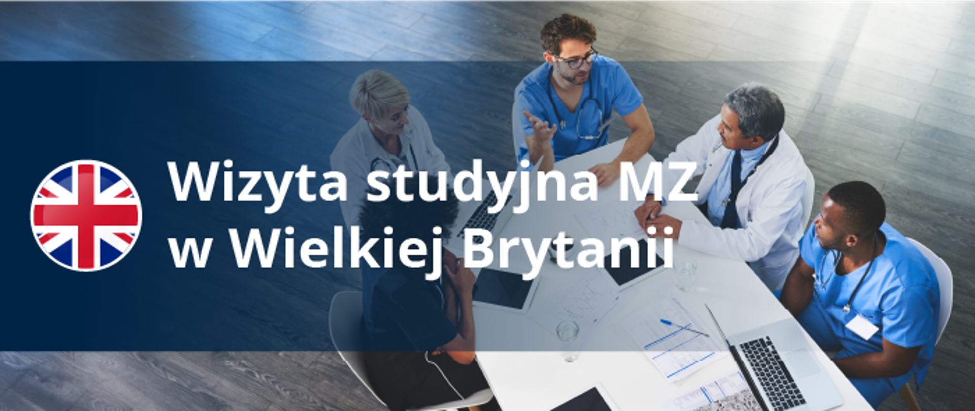 Grafika informująca o wizycie studyjnej Ministerstwa Zdrowia w Wielkiej Brytanii, przedstawiająca spotkanie przy stole konferencyjnym i ikonę brytyjskiej flagi.