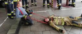 Warsztaty doskonalące dla strażaków, których tematem były techniki ewakuacji poszkodowanych z pożarów wewnętrznych.