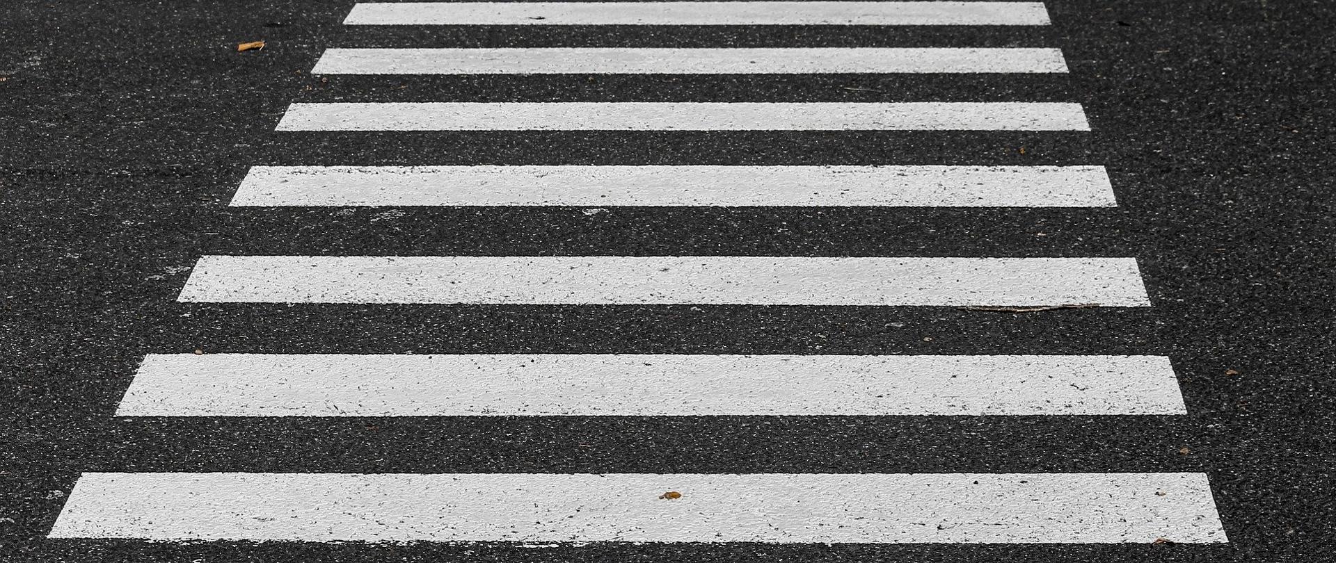Przejście dla pieszych - ilustracja pixabay. Na zdjęciu kawałek jezdni oraz pasy - zebra.
