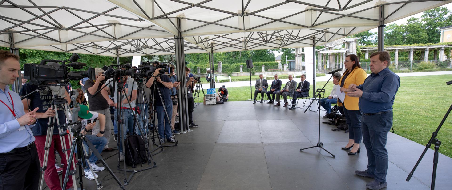 przed kamerami znajdują się uczestnicy konferencji, przemawia wiceminister Małgorzata Jarosińska-Jedynak