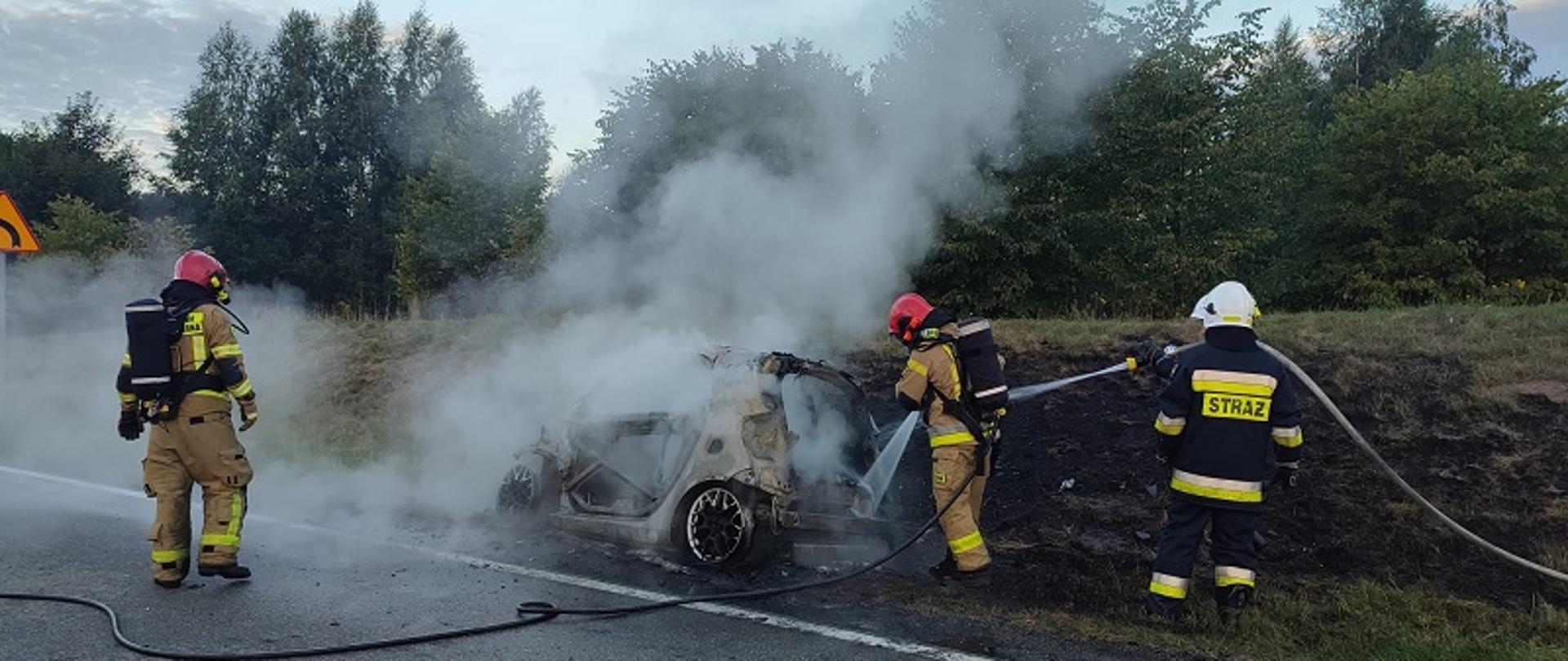 Strażacy prowadzący działania gaśnicze