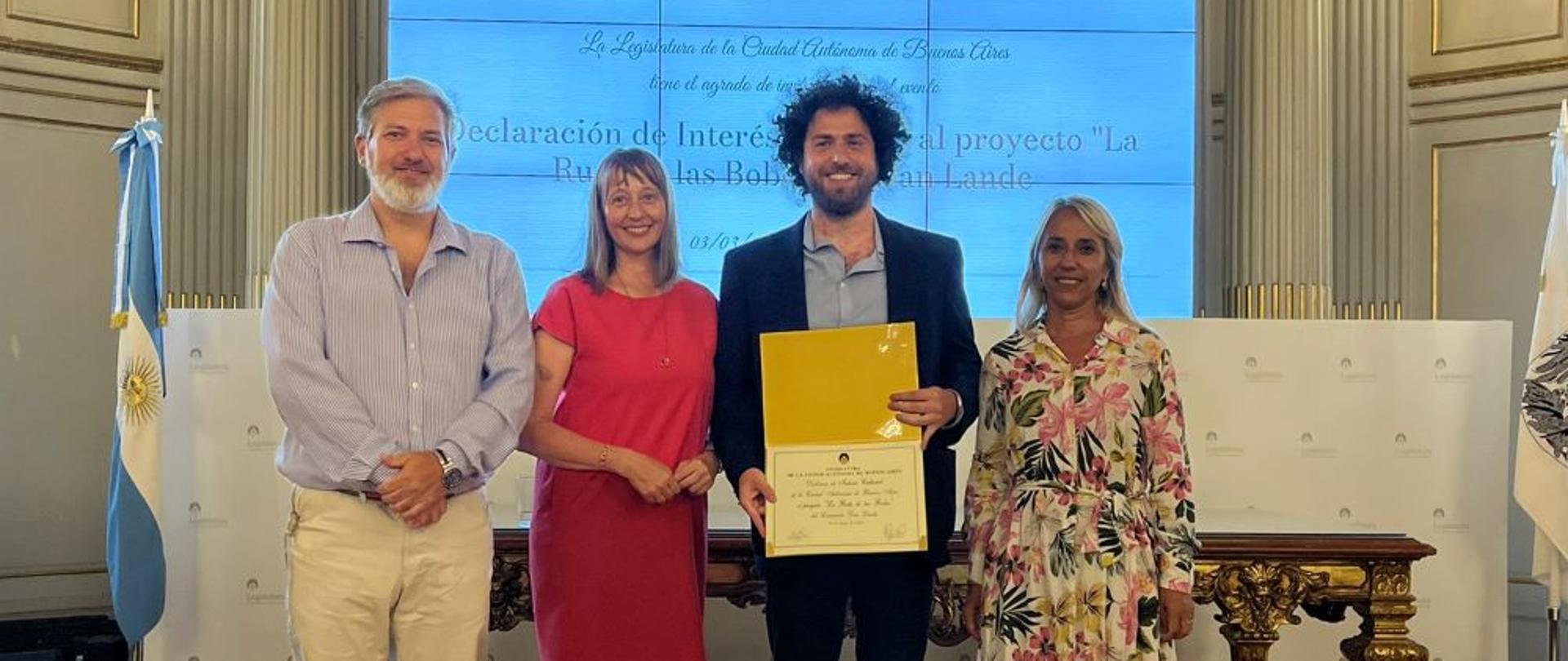 Legislatura de la Ciudad Autonoma de Buenos Aires uznała akcję “La Ruta de las Bobes”, którą wymyślił i zrealizował Dan Lande, za dziedzictwo kultury stolicy Argentyny. Jej celem jest zachowanie pamięci o przodkach, będącej częścią naszej tożsamości, w tym wypadku rodzin, które wyemigrowały z Polski i innych krajów Europy Wschodniej do Argentyny. 