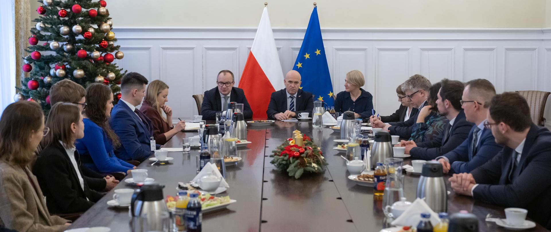 Minister Adam Bodnar spotkał się z absolwentami Krajowej Szkoły Sądownictwa i Prokuratury