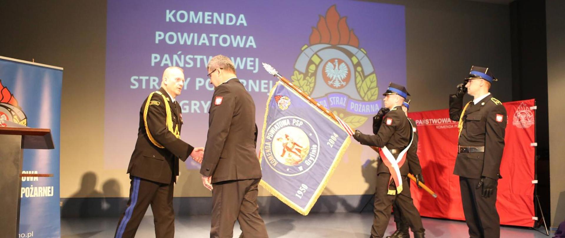 bryg. Michalski składający meldunek Zachodniopomorskiemu Komendantowi Wojewódzkiemu o zdaniu obowiązków Komendanta Powiatowego PSP w Gryfinie