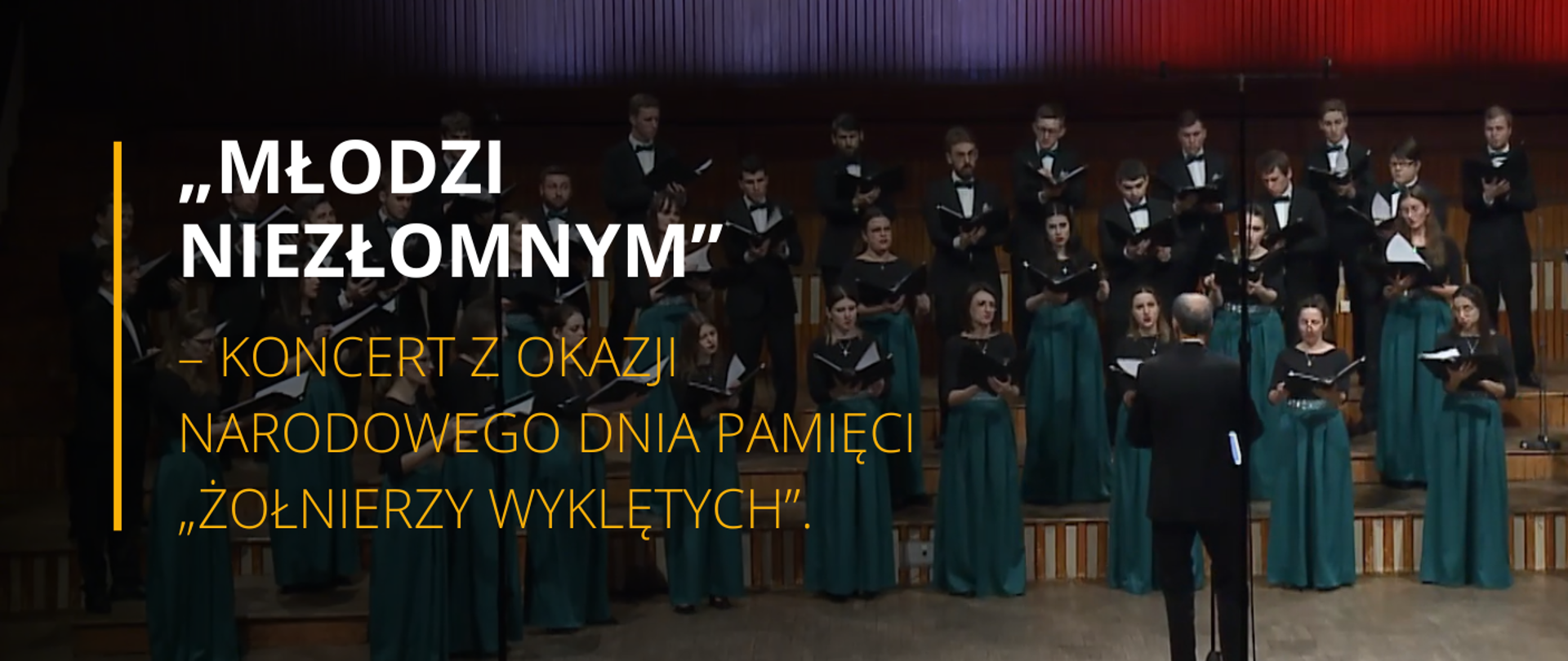 Grafika - ciemna sala koncertowa, dyrygent stoi przed chórem a obok napis Młodzi niezłomnym - koncert z okazji Narodowego Dnia pamięci Żołnierzy Wyklętych.