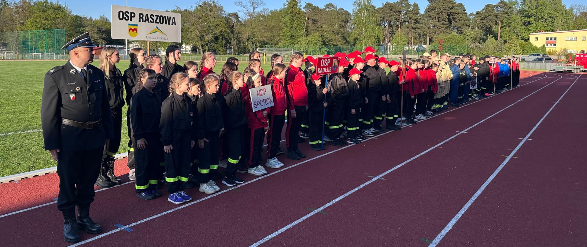 Na zdjęciu znajdują się drużyny MDP ustawione do rozpoczęcia zawodów