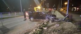 Uszkodzony samochód osobowy stoi na jezd
