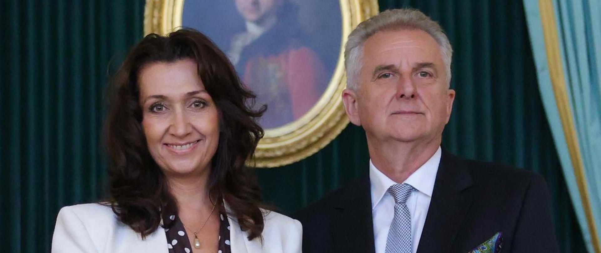 Pani Dyrektor Anna Macheta z aktem powołania w towarzystwie Pana Sławomira Rogowskiego.