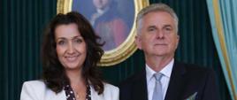 Pani Dyrektor Anna Macheta z aktem powołania w towarzystwie Pana Sławomira Rogowskiego.