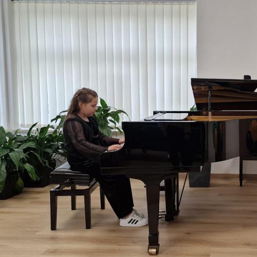 Dziewczynka gra na fortepianie.